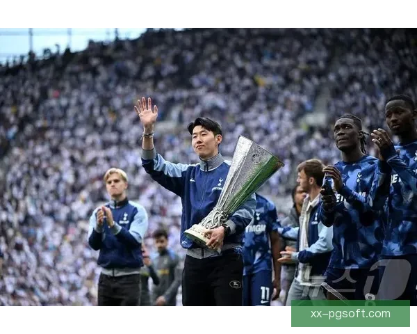 孙兴慜赛前向看台小球迷赠送个人品牌围巾温暖热刺对阵西汉姆联夜