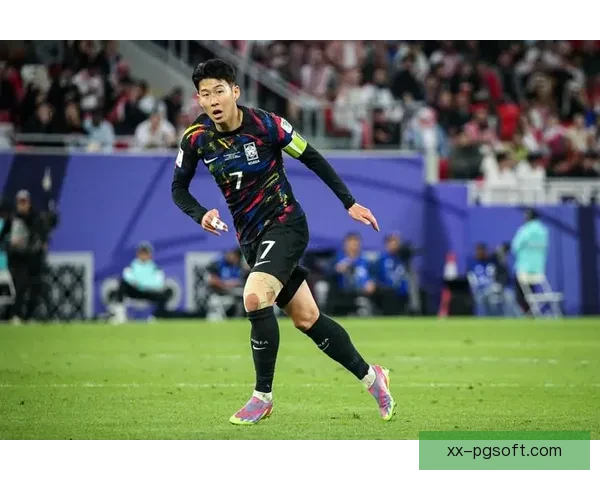 孙兴慜佩戴特制面具赛场成焦点慈善拍卖引发球迷竞价热潮凝聚爱心