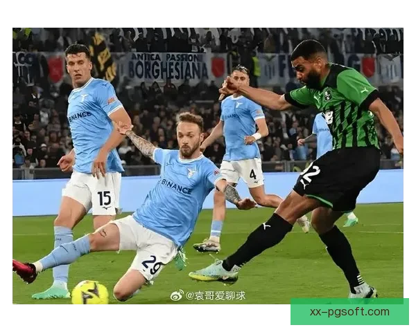 拉齐奥与罗马同城德比激战正酣球场火药味浓烈对决一触即发 拉齐奥与罗马同城德比激战正酣球场火药味浓烈对决一触即发